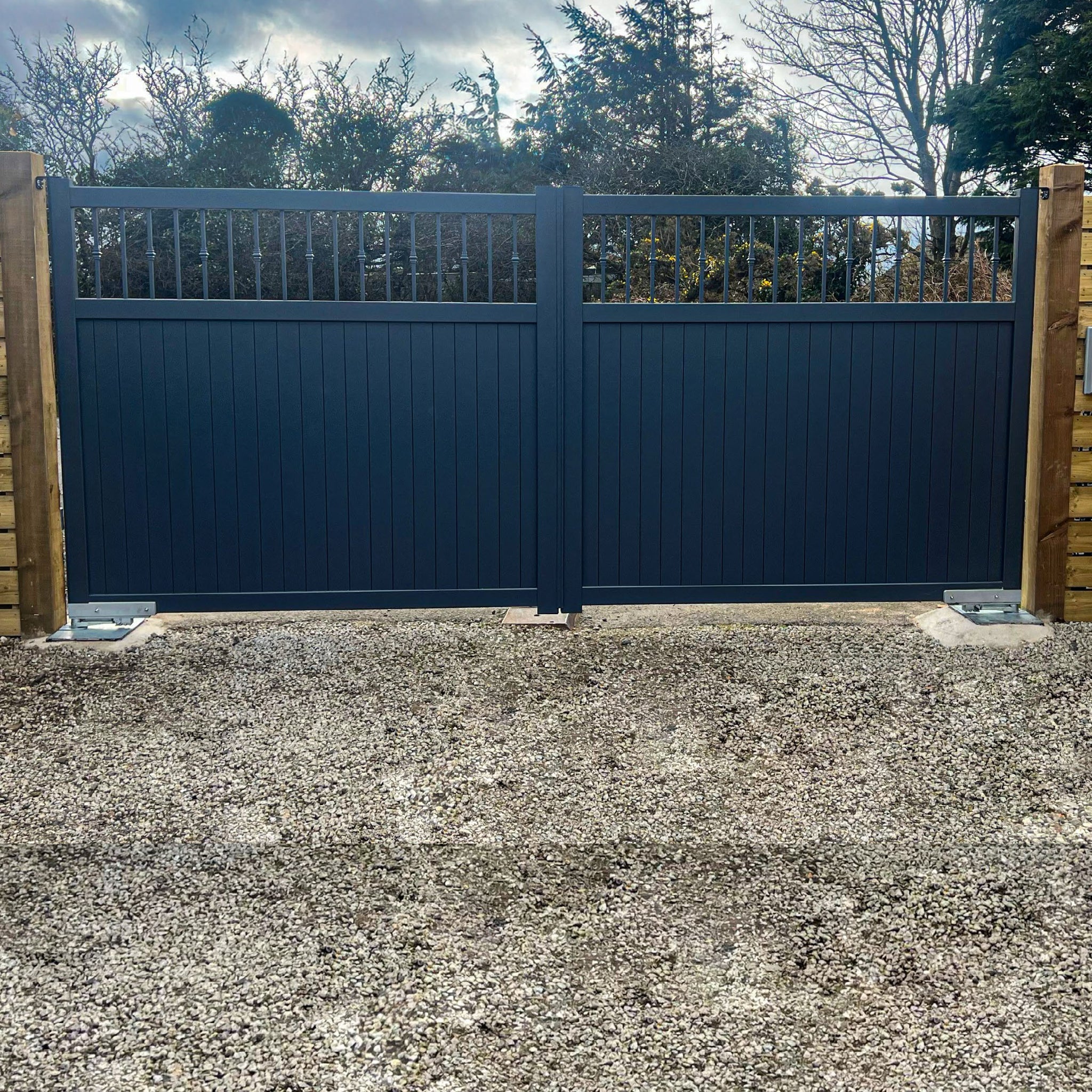 OpenAir | Aluminium Partial Privacy Open-Top Driveway Gate